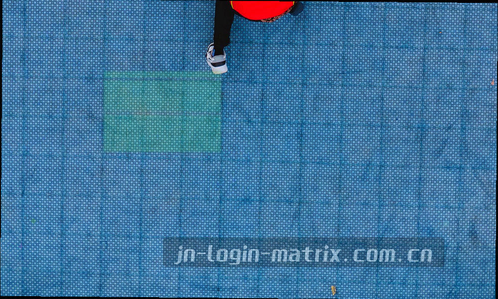桌面上摊开的赛季资料与手写笔记，青瓷色茶杯与窗边自然光